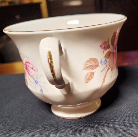 Queen Anne England Bone China Tea Cup - Picture 4 of 6